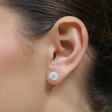 Load image into Gallery viewer, Tiny Daisy Studs