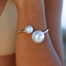 Load image into Gallery viewer, Bomboocha White Pearl Cuff