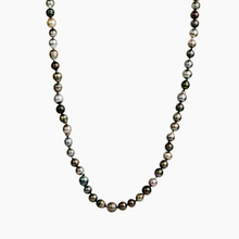 画像をギャラリービューアに読み込む, Tahitian Pearl necklace on a white background