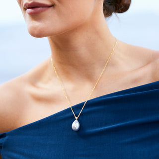 Model wearing a Tahitian silver pearl necklace in gold handcrafted in Hawaii