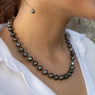 Model wearing a Tahitian black pearl strand handcrafted in Hawaii