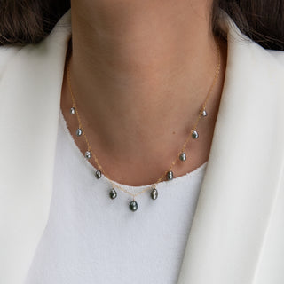 Model wearing a Tahitian Keshi black pearl necklace in gold handcrafted in Hawaii