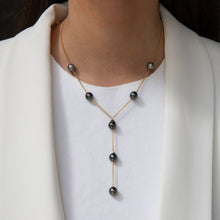 Load image into Gallery viewer, Model wearing a Tahitian black pearl necklace in gold handcrafted in Hawaii