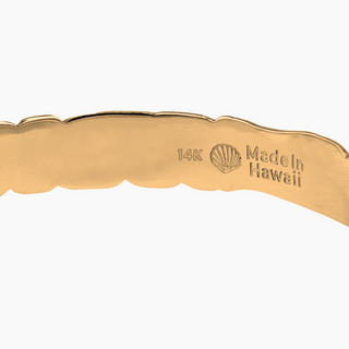 Close up of Hawaiian Heirloom Bangle in gold handcrafted in Hawaii 