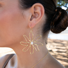 画像をギャラリービューアに読み込む, Bold Tiare White Keshi Earrings