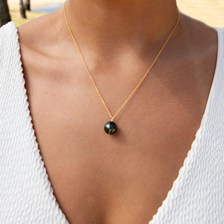 Model wearing a Tahitian black pearl necklace in gold handcrafted in Hawaii