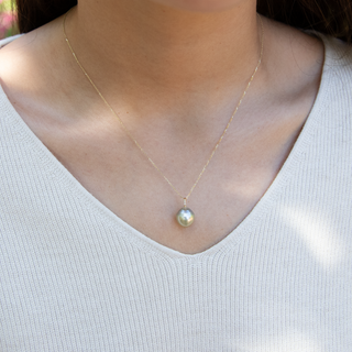 Model wearing a Light Green Tahitian pearl necklace in gold handcrafted in Hawaii