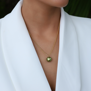 Pistachio Pearl Necklace in Gold on model