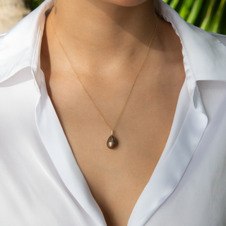 Model wearing a Tahitian black pearl necklace in gold handcrafted in Hawaii