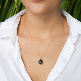 Model wearing a Tahitian black pearl necklace in gold handcrafted in Hawaii