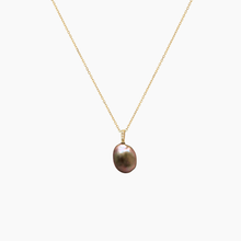 画像をギャラリービューアに読み込む, Gold necklace with a tahitian keshi pearl pendant on a white background