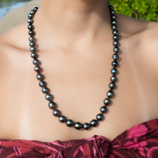 Model wearing a Tahitian black pearl strand handcrafted in Hawaii