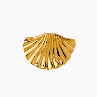 Gold shell-shaped brooch