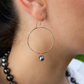 Model wearing Tahitian black keshi pearl hoop earrings in gold handcrafted in Hawaii