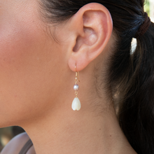 画像をギャラリービューアに読み込む, White Pikake Pink Pearl Earrings