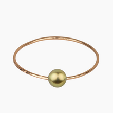 Load image into Gallery viewer, Pistachio Tahitian Pearl Bangle