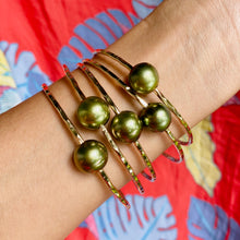 Load image into Gallery viewer, Pistachio Tahitian Pearl Bangle