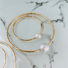 Load image into Gallery viewer, Mama &amp; Me White Pearl Bangle Set