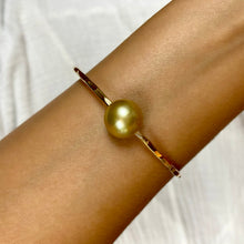 Load image into Gallery viewer, Golden South Sea Pearl Bangle